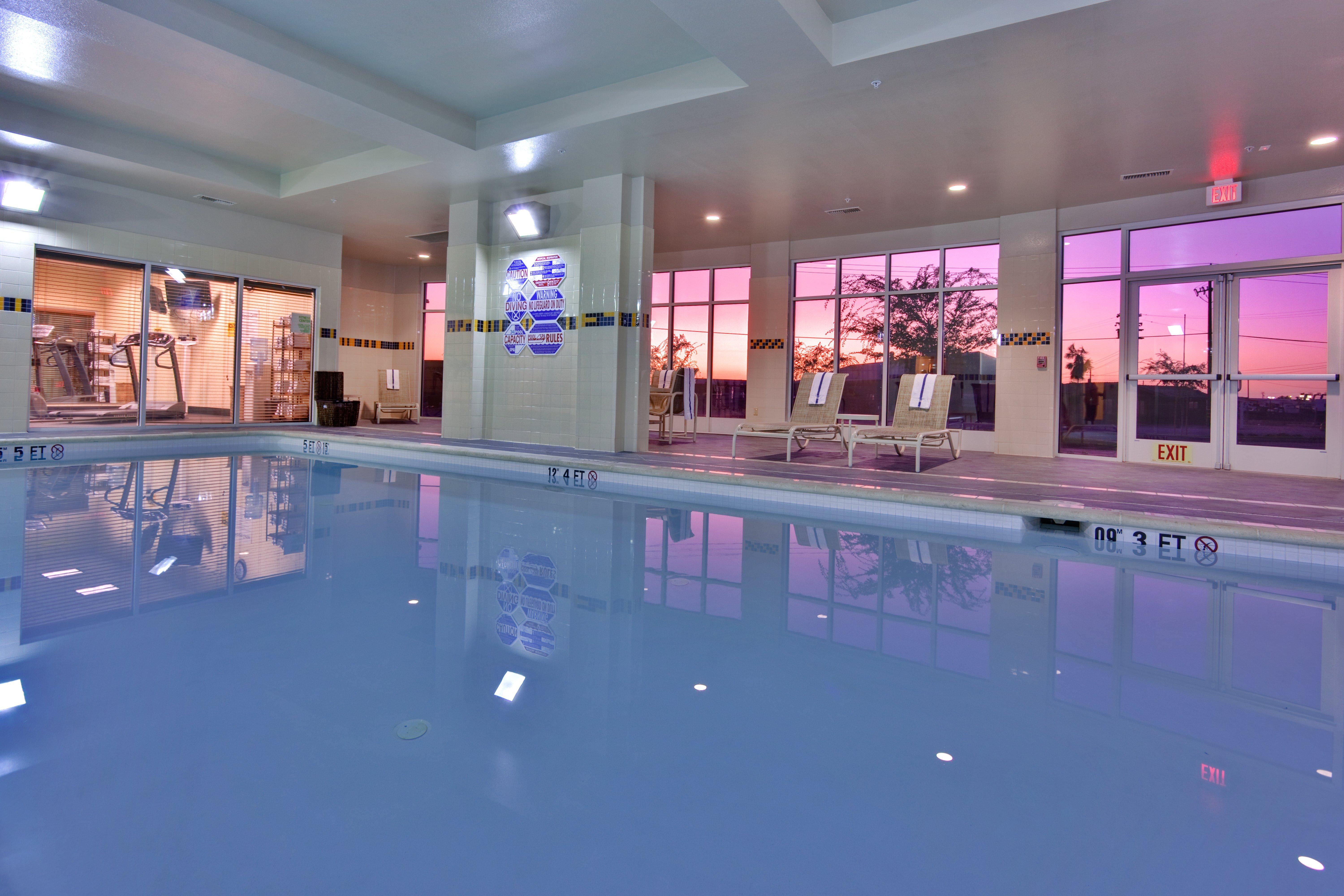 Holiday Inn & Suites Bakersfield, An Ihg Hotel Konforlar fotoğraf